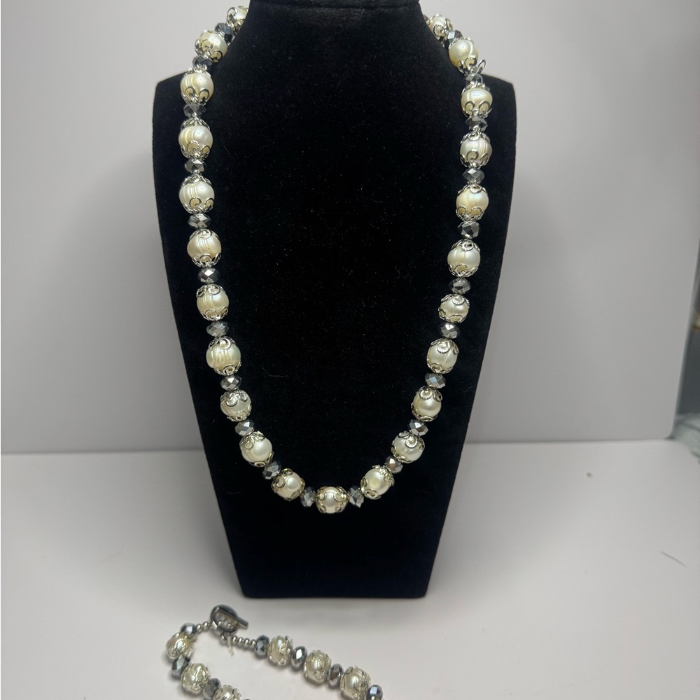 Elegant Silver and Cream Beaded Necklace - Picture 4 of 4